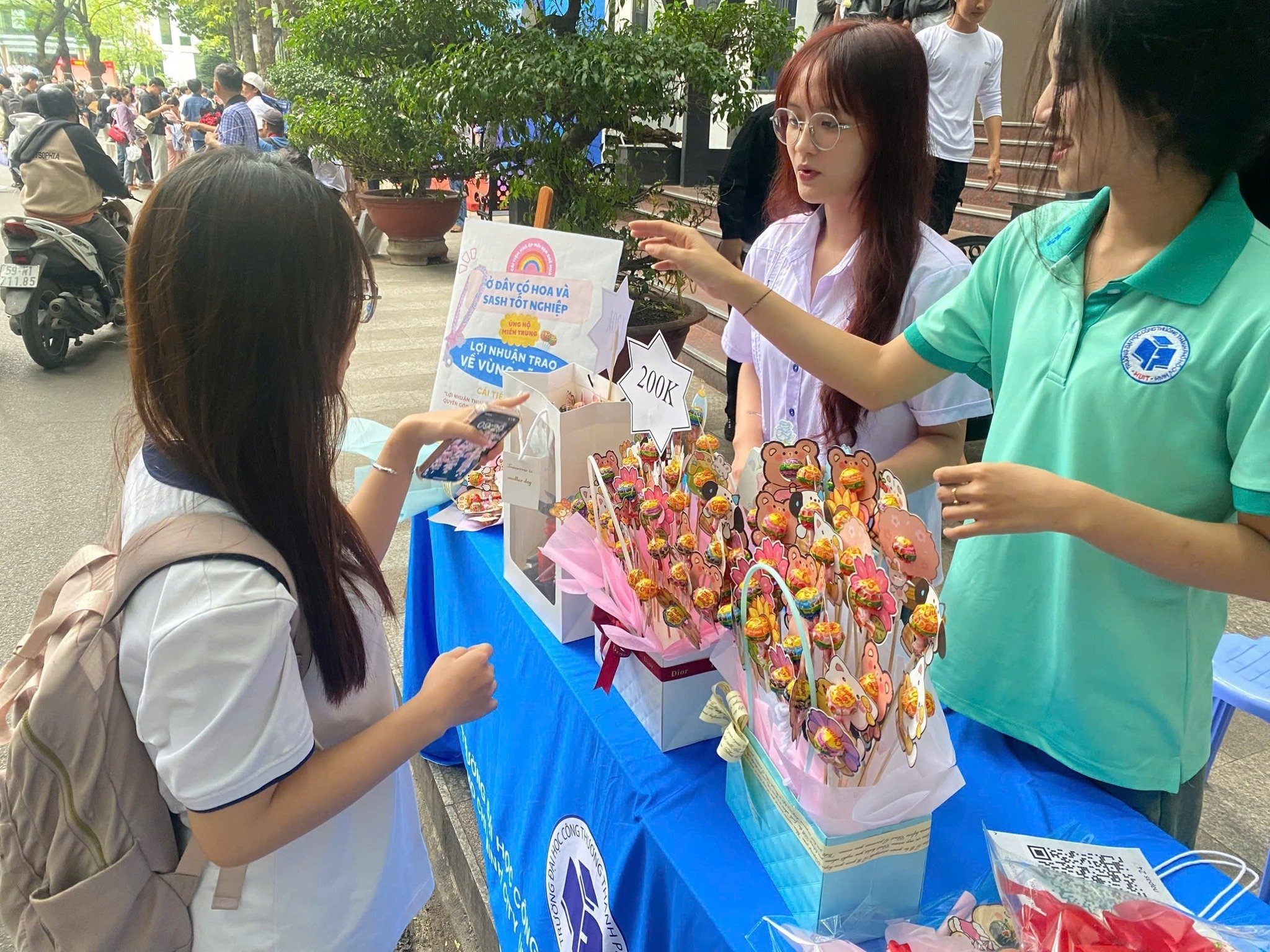 Hàng loạt trường ĐH ở TP HCM mở chiến dịch hỗ trợ đồng bào vùng lũ - Ảnh 4.