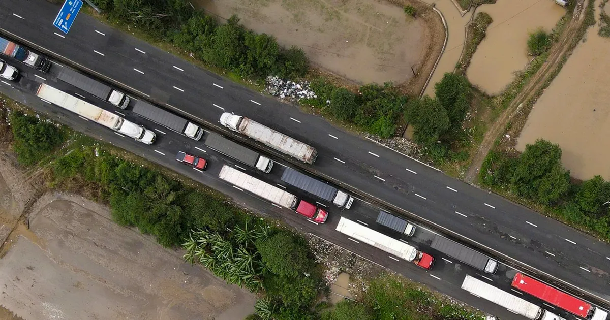 Quốc lộ 1 qua Khánh Hòa tê liệt, phương tiện nằm chờ 3 ngày