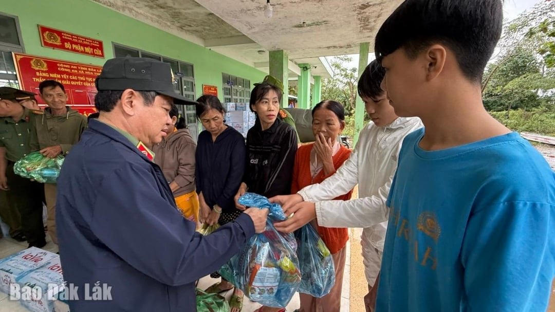 Công an tỉnh hỗ trợ khẩn cấp nhu yếu phẩm cho người dân vùng lũ