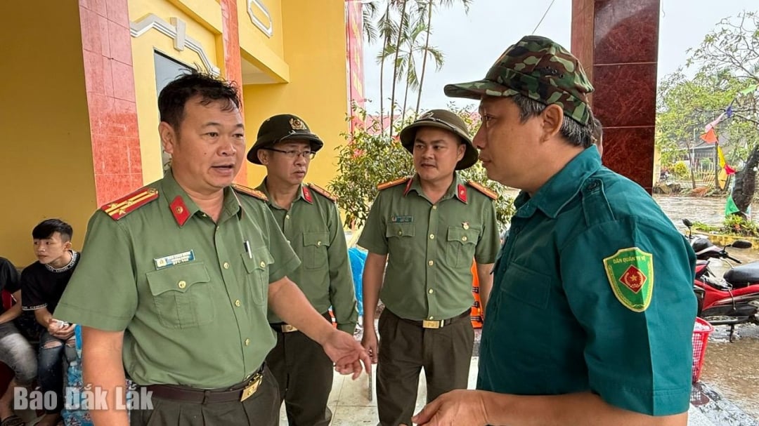 Ο Αντισυνταγματάρχης Ντάο Σουάν Μουνγκ, Επικεφαλής του Τμήματος Πολιτικών Υποθέσεων, ήρθε να μοιραστεί τις εμπειρίες του με τους κατοίκους της κοινότητας Χόα Μι.