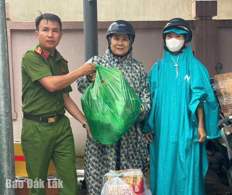 Οι αστυνομικοί της επαρχίας δίνουν δώρα σε ανθρώπους