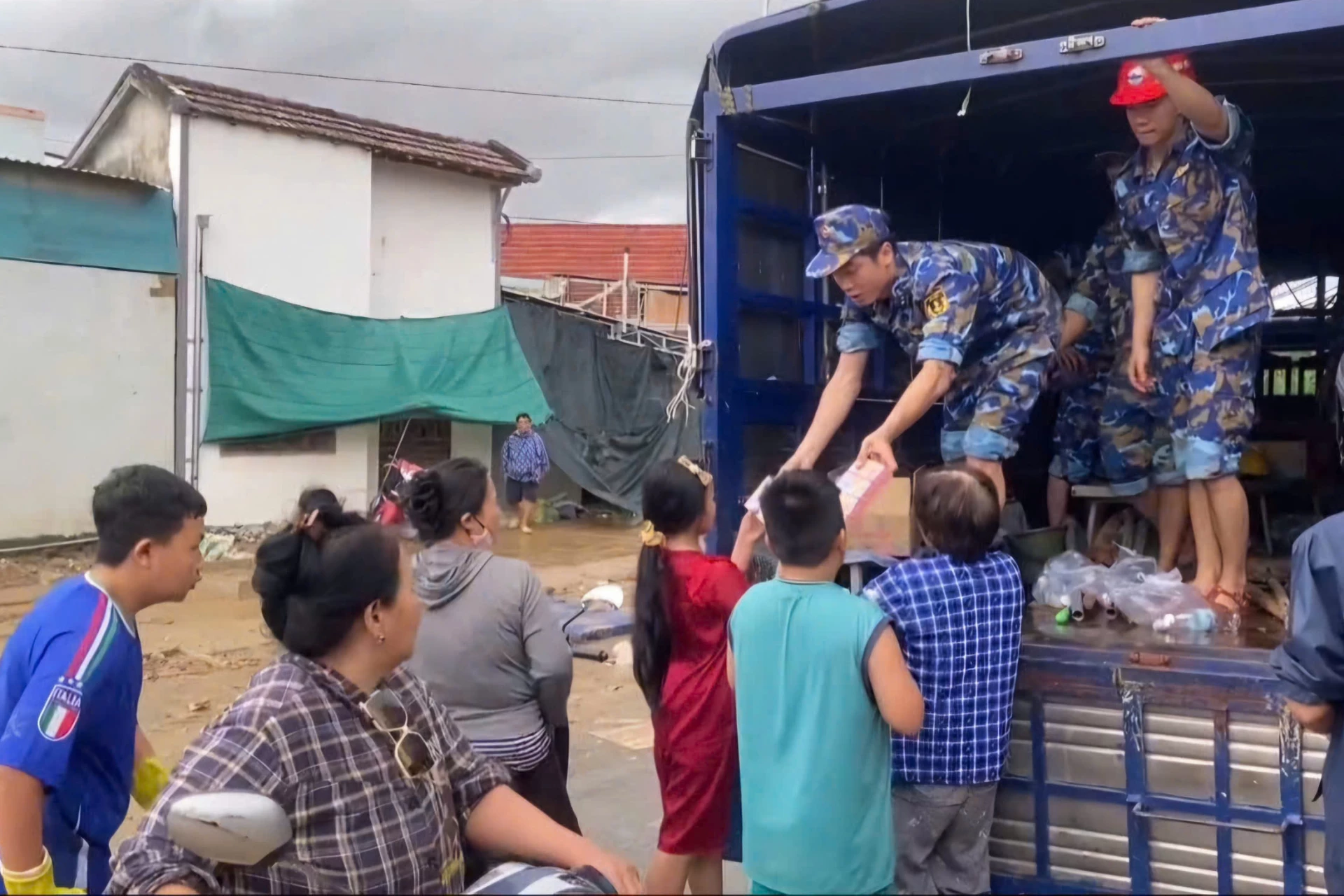 Támogassa az árvíz sújtotta területeken élők számára alapvető árucikkeket.