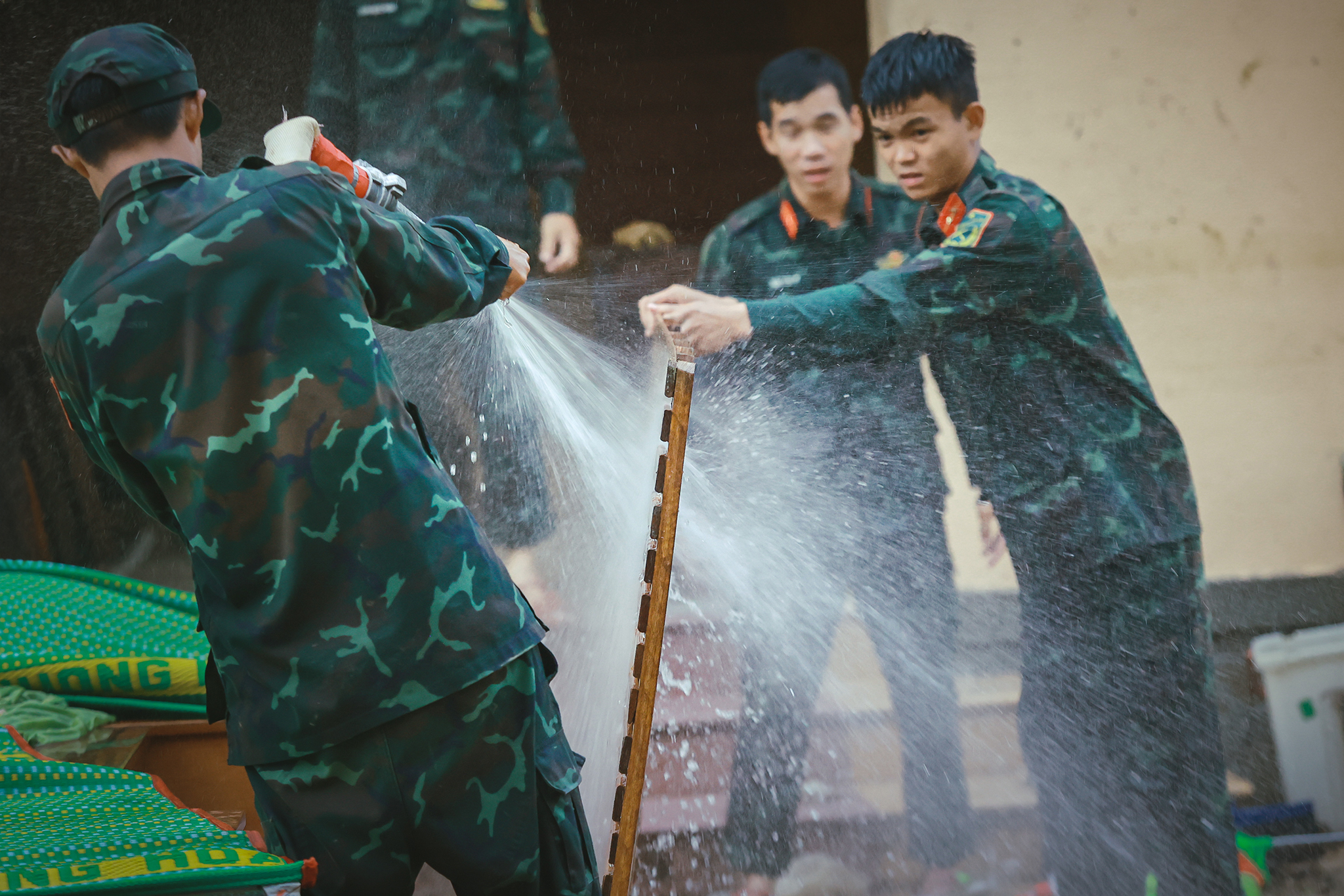 Sư đoàn 2 dốc sức cùng Gia Lai khắc phục hậu quả lũ lụt- Ảnh 2.