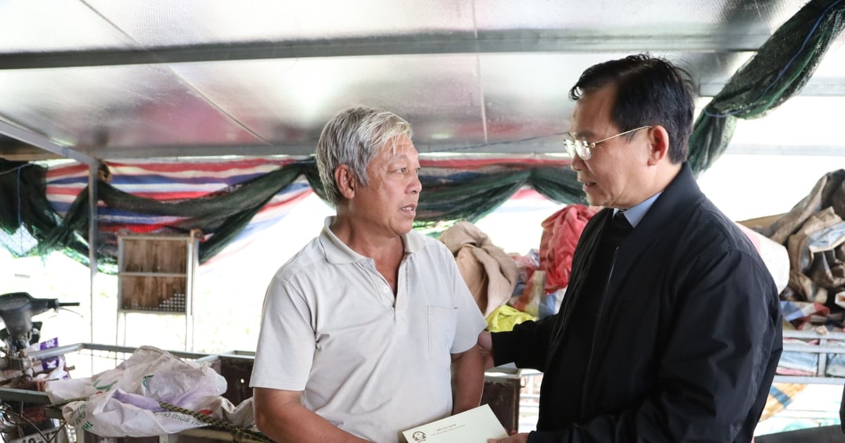 Chủ tịch UBND tỉnh Lâm Đồng Hồ Văn Mười thăm hỏi, động viên bà con vùng lũ Ninh Gia