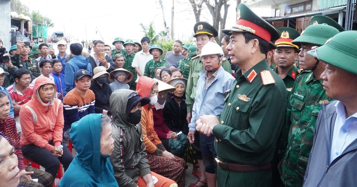 Đại tướng Phan Văn Giang thăm vùng lũ Gia Lai: 'Chúng ta cùng nhau khôi phục lại'