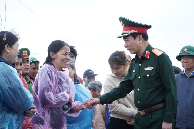 Đại tướng Phan Văn Giang thăm vùng lũ Gia Lai: 'Chúng ta cùng nhau khôi phục lại'- Ảnh 1.