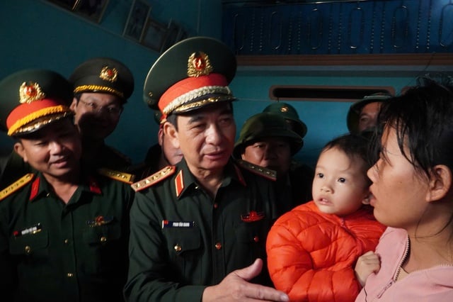 Đại tướng Phan Văn Giang thăm vùng lũ Gia Lai: 'Chúng ta cùng nhau khôi phục lại'- Ảnh 2.