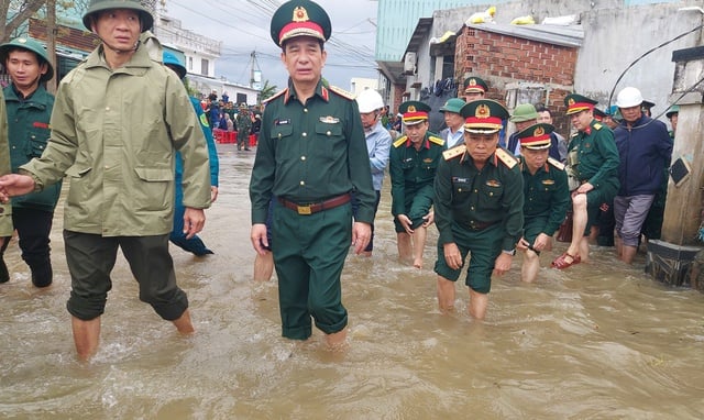 Đại tướng Phan Văn Giang thăm vùng lũ Gia Lai: 'Chúng ta cùng nhau khôi phục lại'- Ảnh 3.