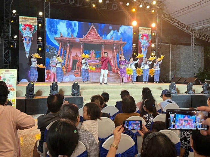 Nghệ sĩ Nhà hát Cao Văn Lầu tạo ấn tượng đẹp tại TP HCM - Ảnh 1.