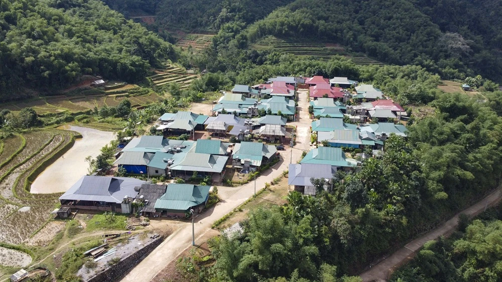 ຢູ່​ເຂດ​ຍົກຍ້າຍ​ຖິ່ນ​ຖານ Co Huong