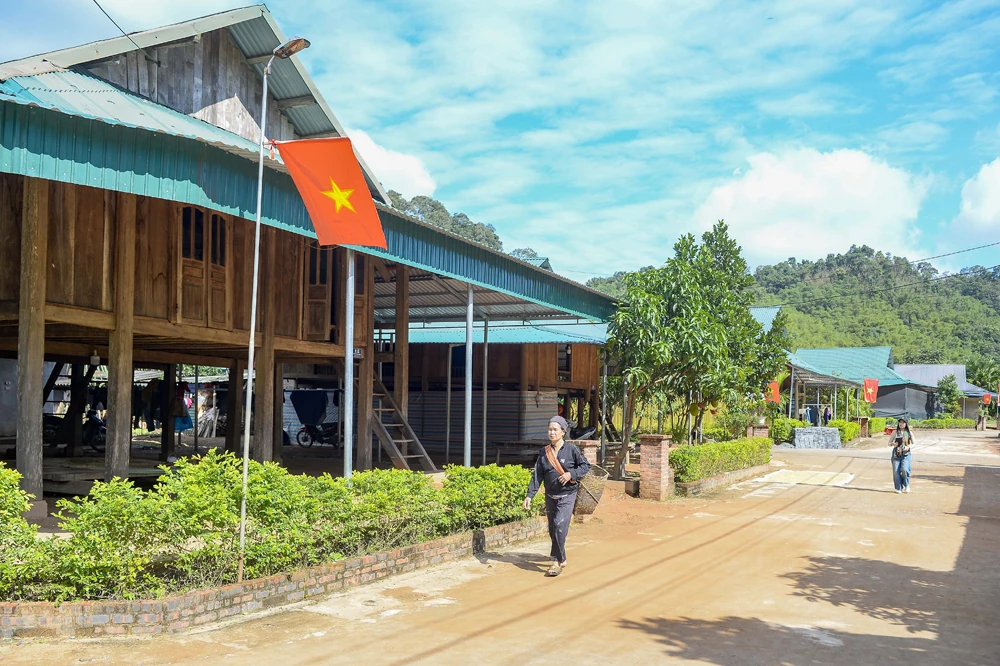 ຢູ່​ເຂດ​ຍົກຍ້າຍ​ຖິ່ນ​ຖານ Co Huong