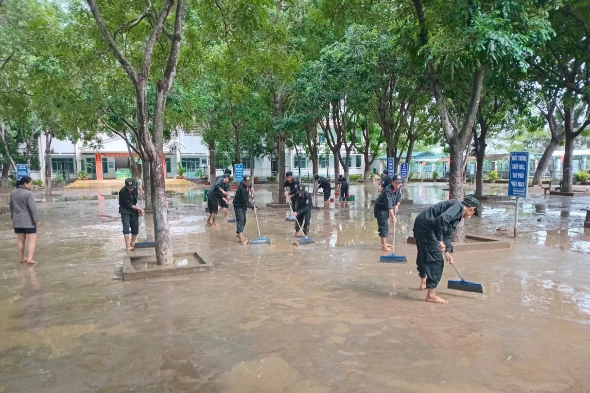 Membersih kawasan sekolah.