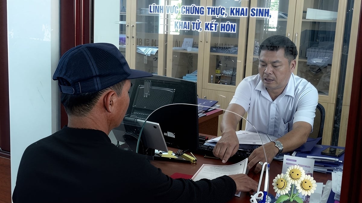 UBND tỉnh Vĩnh Long cho biết, công việc ở cấp xã ngày càng nhiều do phải đảm nhận thêm nhiệm vụ từ cấp huyện, khiến nhiều cán bộ phải kiêm nhiều vị trí, vì vậy cần tăng cường thêm nhân sự. Ảnh: Hồ Thảo.