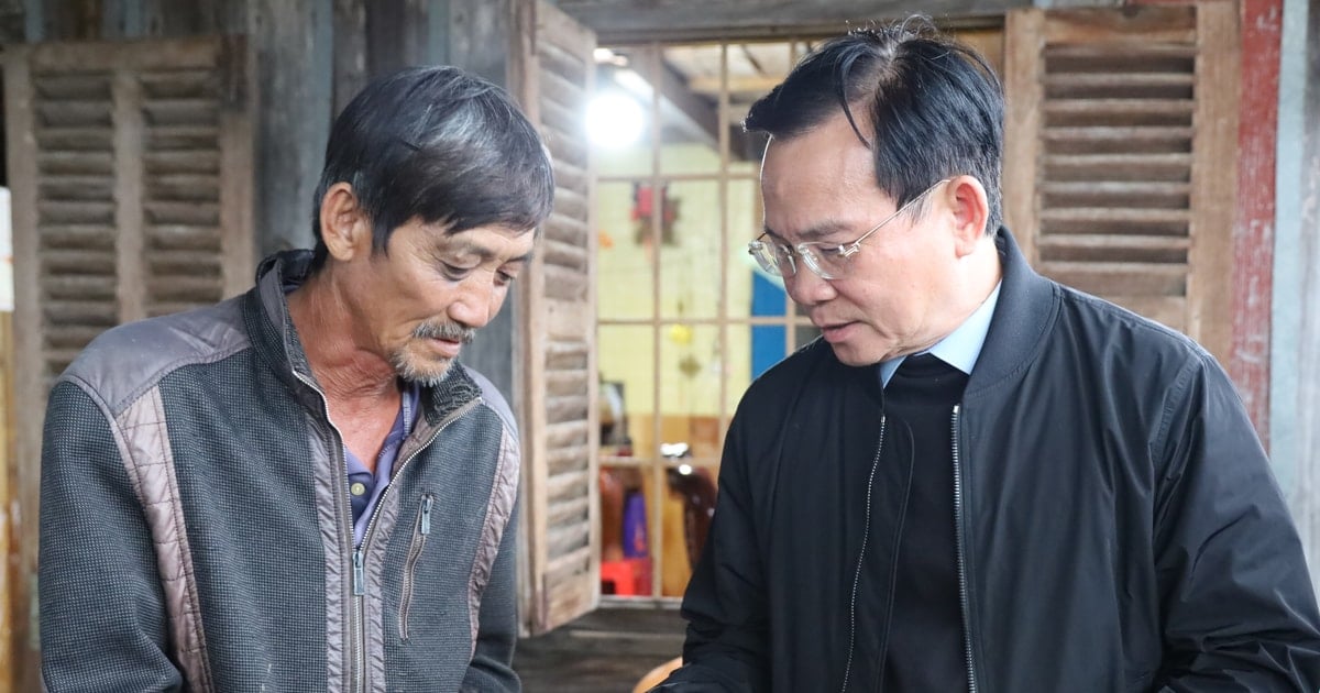 Chủ tịch UBND tỉnh Lâm Đồng Hồ Văn Mười động viên người dân bị thiệt hại do mưa lũ tại Quảng Lập