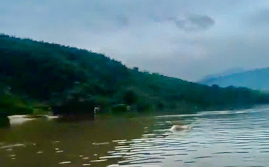 Tìm thấy thi thể nghi là tài xế xe đầu kéo bị nước lũ cuốn trôi ở Quảng Trị