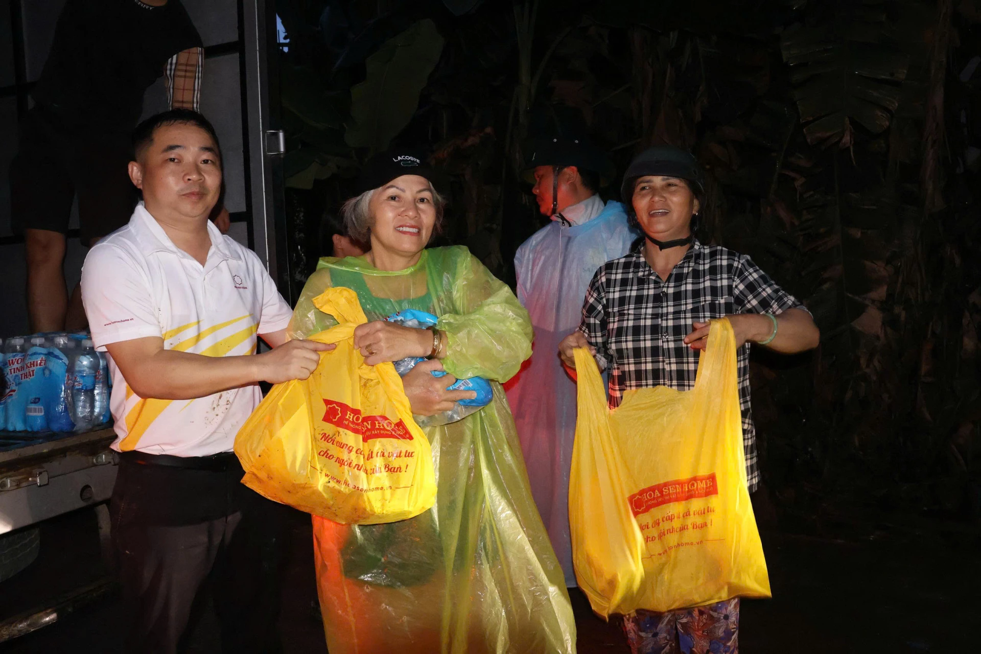 លោក Luong Xuan Thuan អនុប្រធានភូមិភាគកណ្តាល Hoa Sen Group ជូនអំណោយដល់ប្រជាជនឃុំ Dien Lac។