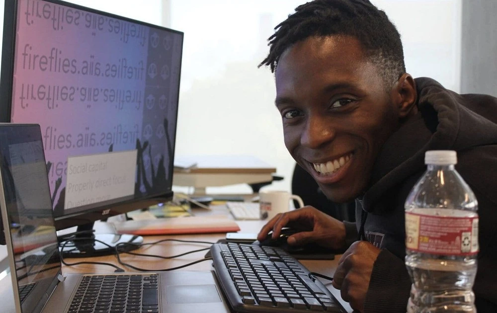 Startup AI gây sốc vì founder giả làm chatbot