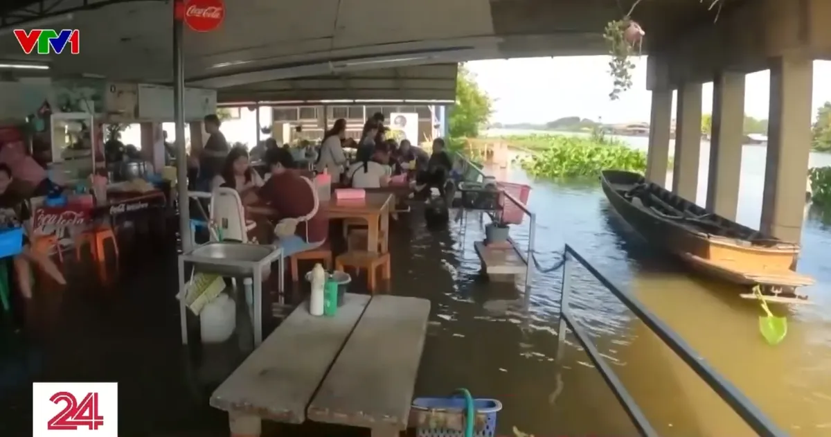 Trải nghiệm ăn uống giữa đàn cá trong quán ngập nước ở Thái Lan- Ảnh 1.