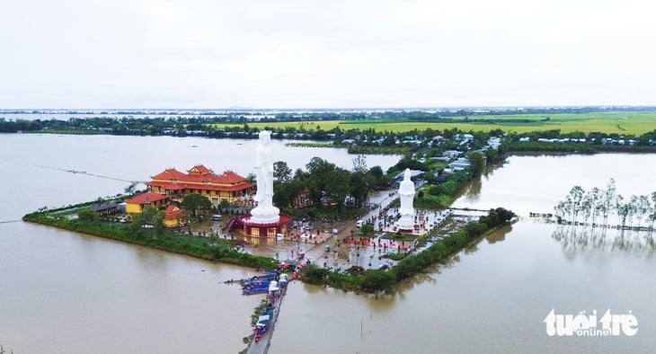 Nông dân miền Tây chở khách tham quan đồng nước nổi bằng vỏ lãi - Ảnh 1.