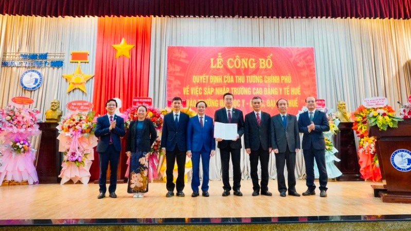Công bố Quyết định sáp nhập Trường cao đẳng Y tế Huế vào Trường đại học Y-Dược Huế
