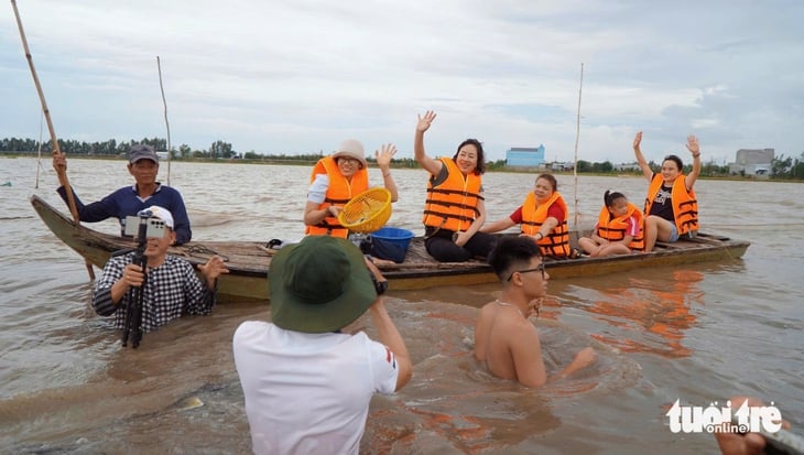 Nông dân miền Tây chở khách tham quan đồng nước nổi bằng vỏ lãi - Ảnh 2.