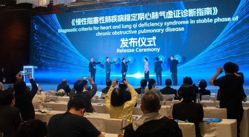 Die Delegierten drückten den Knopf zur Eröffnung des 21. Internationalen Forums für Laktopathologie.