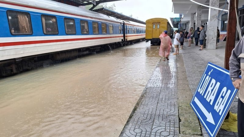 Ngành đường sắt tiếp tục dừng nhiều chuyến tàu do mưa, lũ