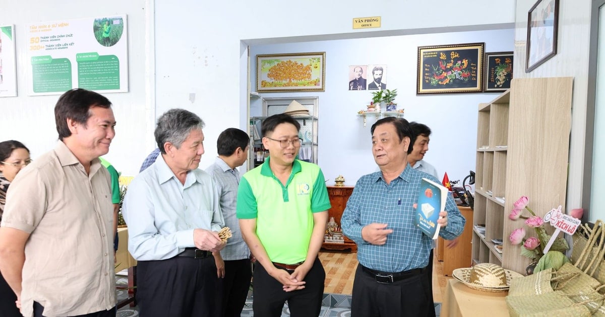 Phó Chủ tịch Quốc hội Lê Minh Hoan thăm HTX nông nghiệp công nghệ cao ở Đồng Tháp