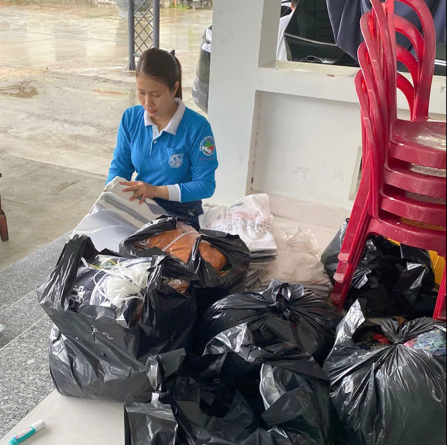 ຈັດແລະກຽມເຄື່ອງນຸ່ງເພື່ອໃຫ້ປະຊາຊົນ.