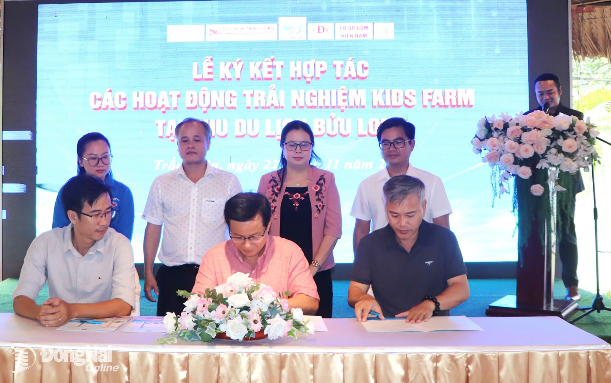 Quyền Giám đốc Khu du lịch Bửu Long Nguyễn Danh Thịnh ký kết hợp tác với các đơn vị sản xuất gốm, chăm sóc vườn bướm cho Khu du lịch Bửu Long. Ảnh: Ngọc Liên
