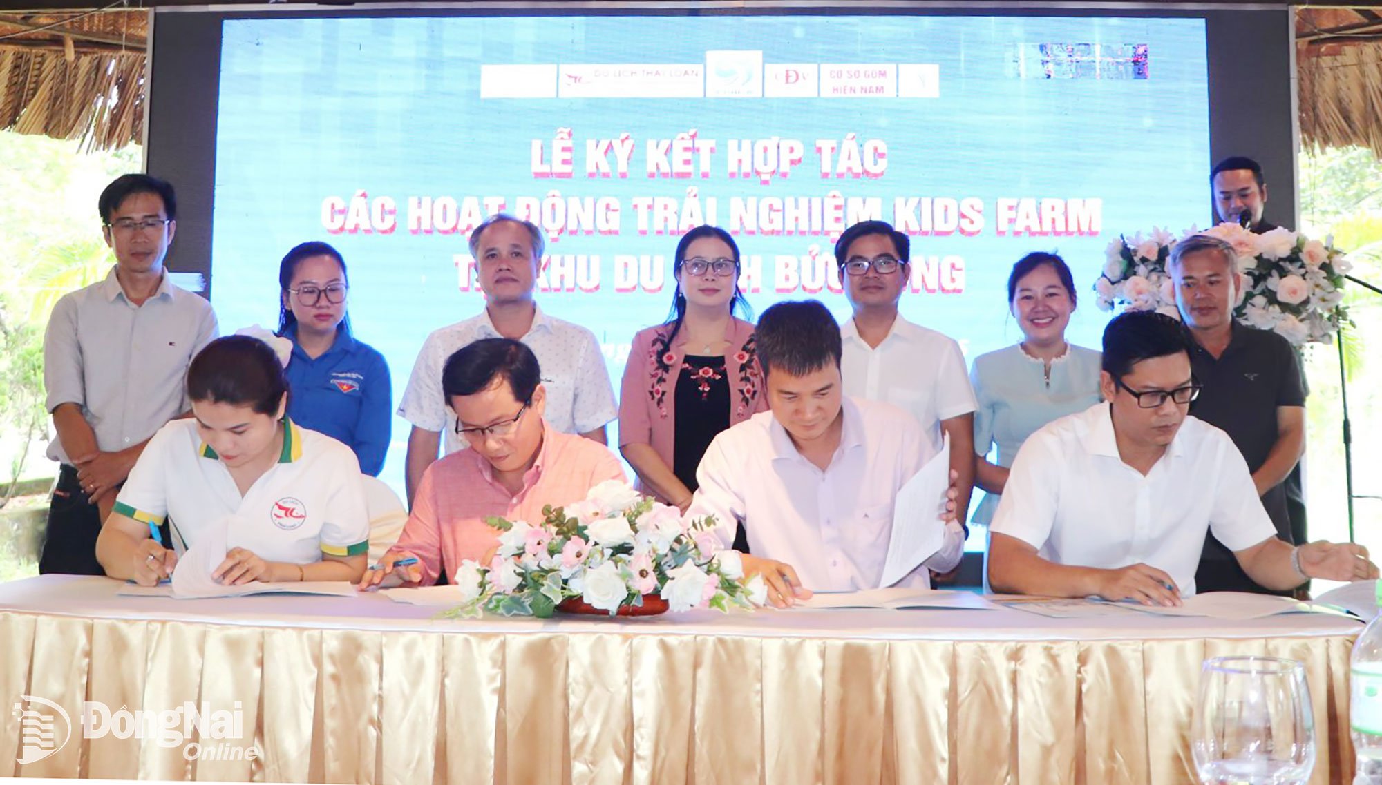 Lãnh đạo Khu du lịch Bửu Long ký kết hợp tác với các doanh nghiệp lữ hành trên địa bàn tỉnh. Ảnh: Ngọc Liên
