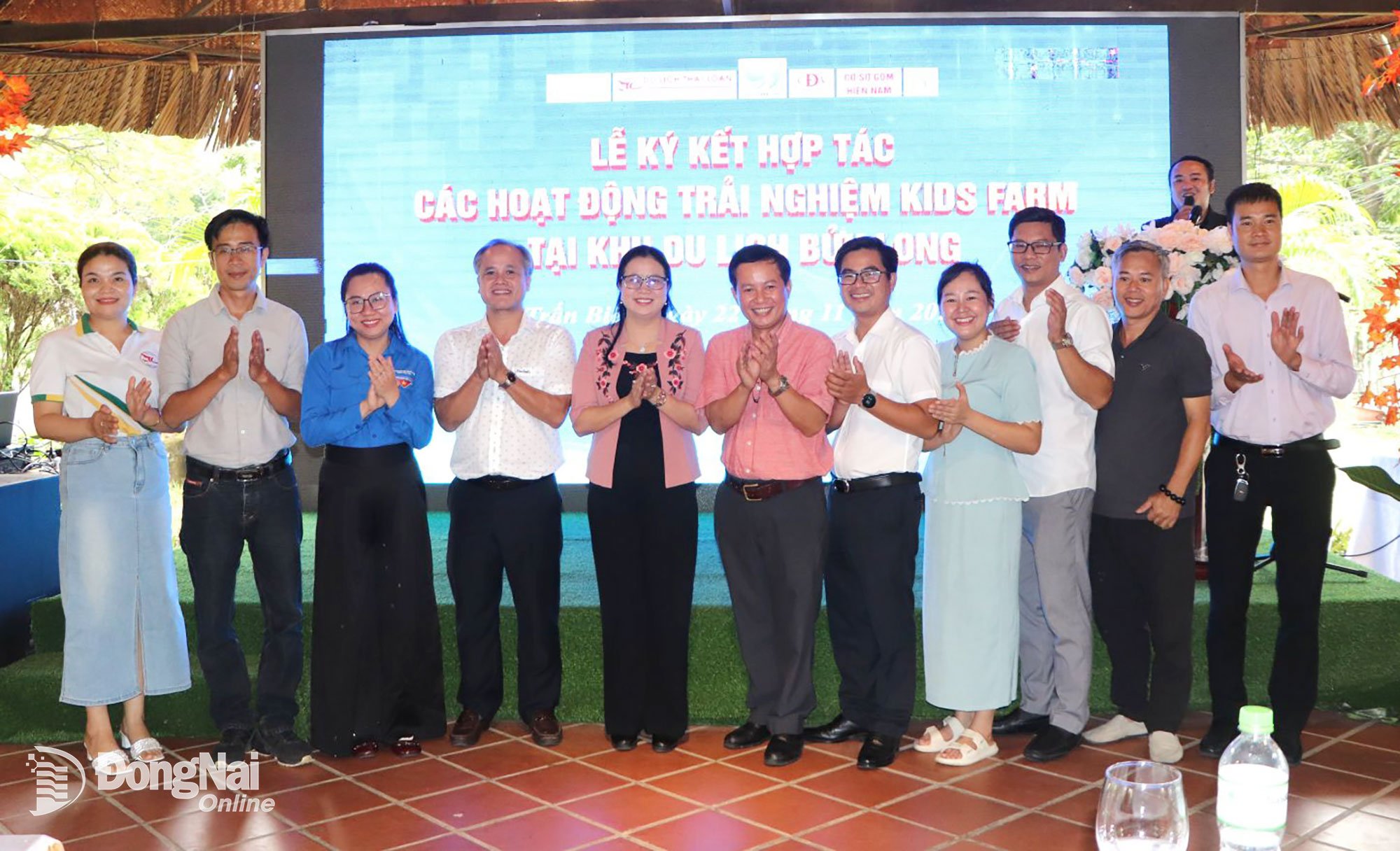 Tỉnh ủy viên, Giám đốc Sở Văn hóa, Thể thao và Du lịch tỉnh Đồng Nai Lê Thị Ngọc Loan cùng lãnh đạo Công ty TNHH MTV Đầu tư và Phát triển Bửu Long, các đại biểu dự lễ ký kết. Ảnh: Ngọc Liên
