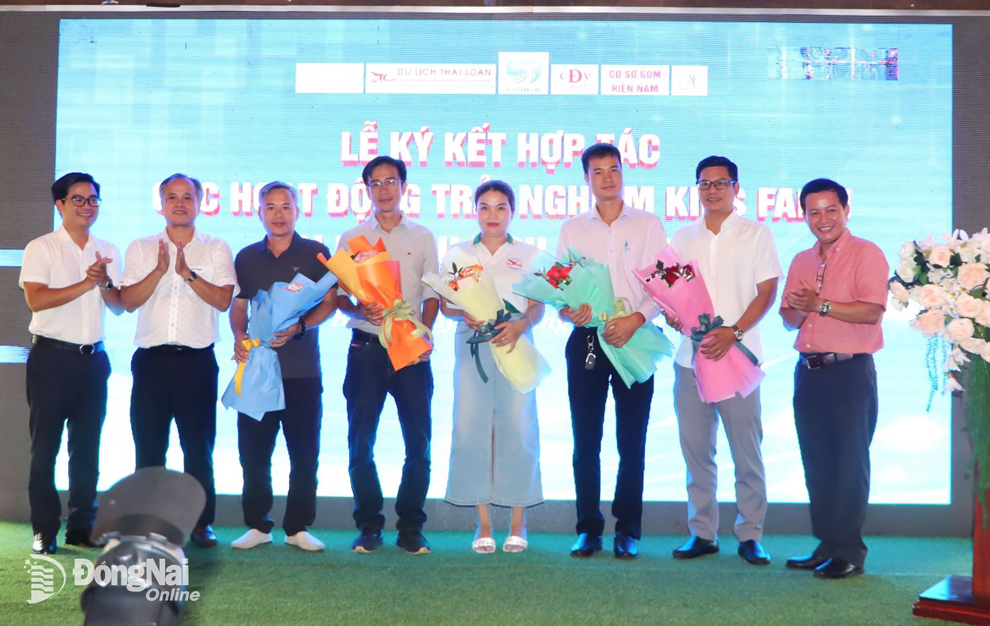 Lãnh đạo Khu du lịch Bửu Long tặng hoa tri ân những đối tác của đơn vị. Ảnh: Ngọc Liên
