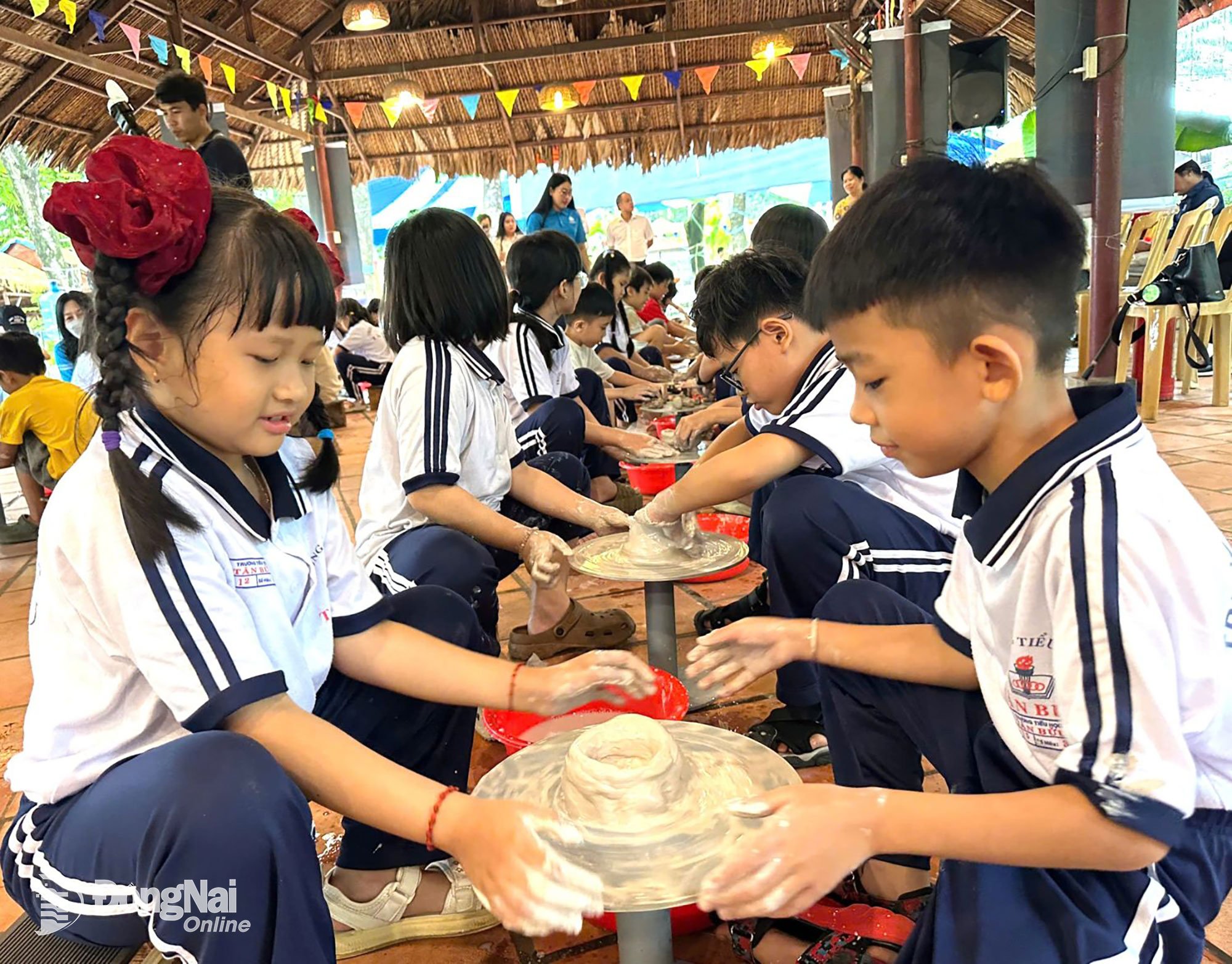 Học sinh trải nghiệm làm gốm tại Khu du lịch Bửu Long. Ảnh: Ngọc Liên
