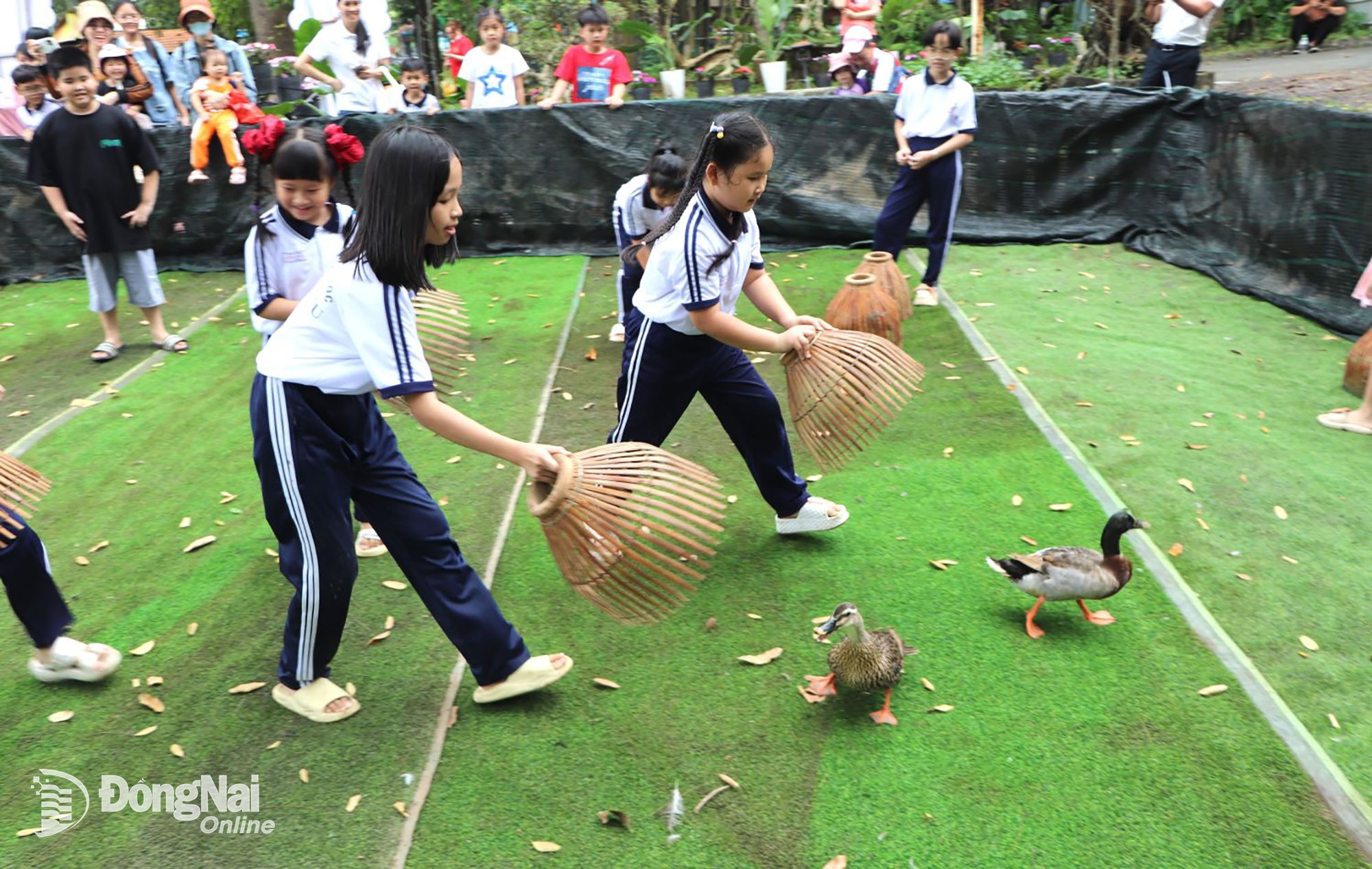 Trò chơi bắt vịt được các em học sinh thích thú tham gia. Ảnh: Ngọc Liên
