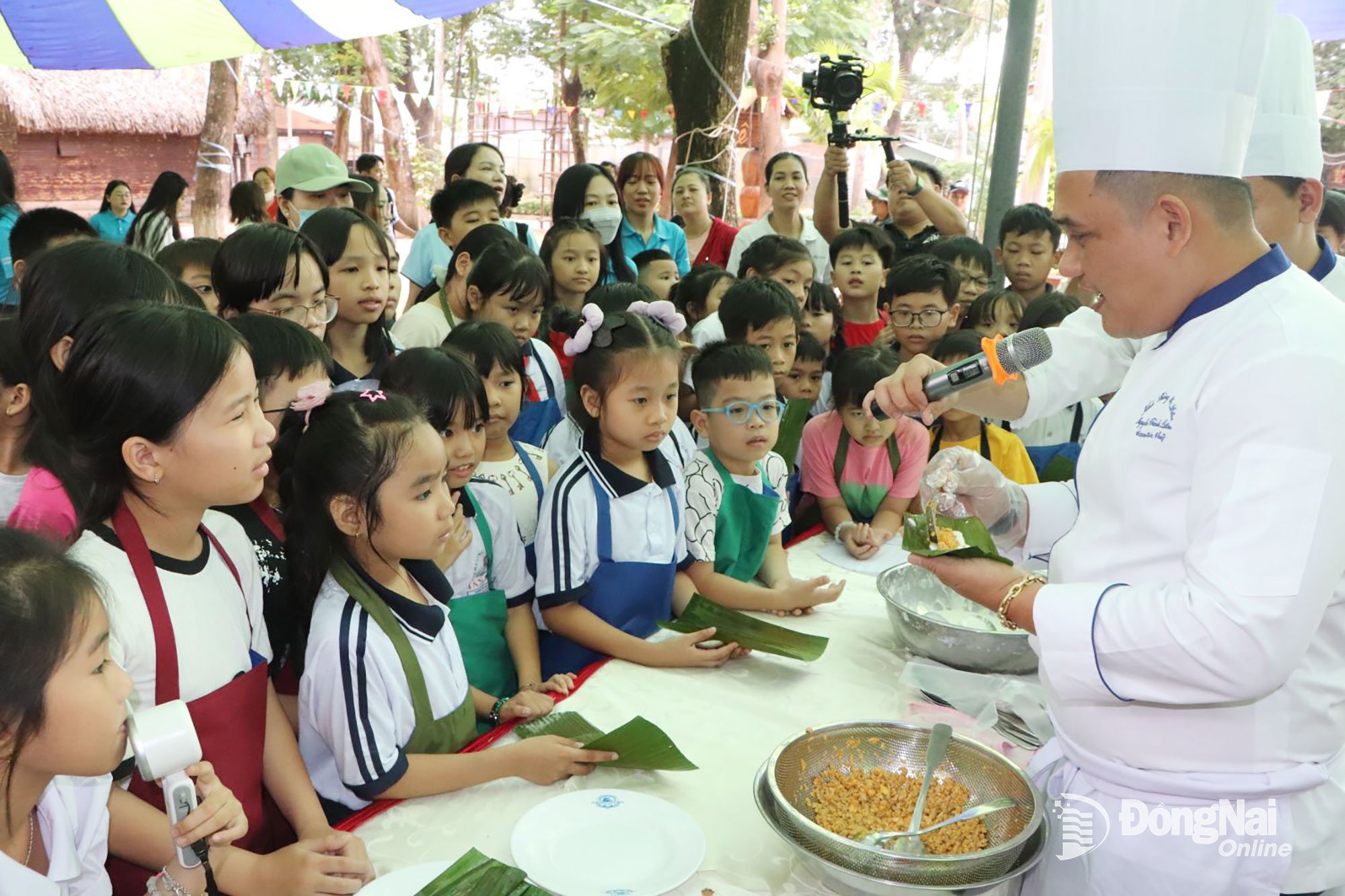 Đầu bếp của Khu du lịch Bửu Long dạy học sinh làm bánh. Ảnh: Ngọc Liên
