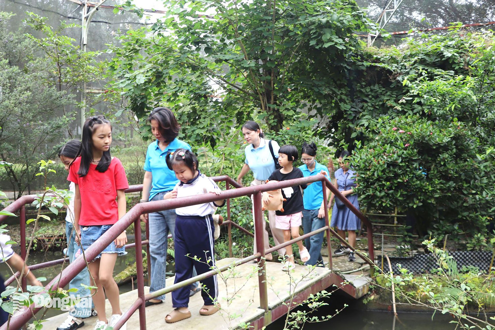 Học sinh tham quan vườn bướm, tìm hiểu về các loài côn trùng tại Khu du lịch Bửu Long. Ảnh: Ngọc Liên
