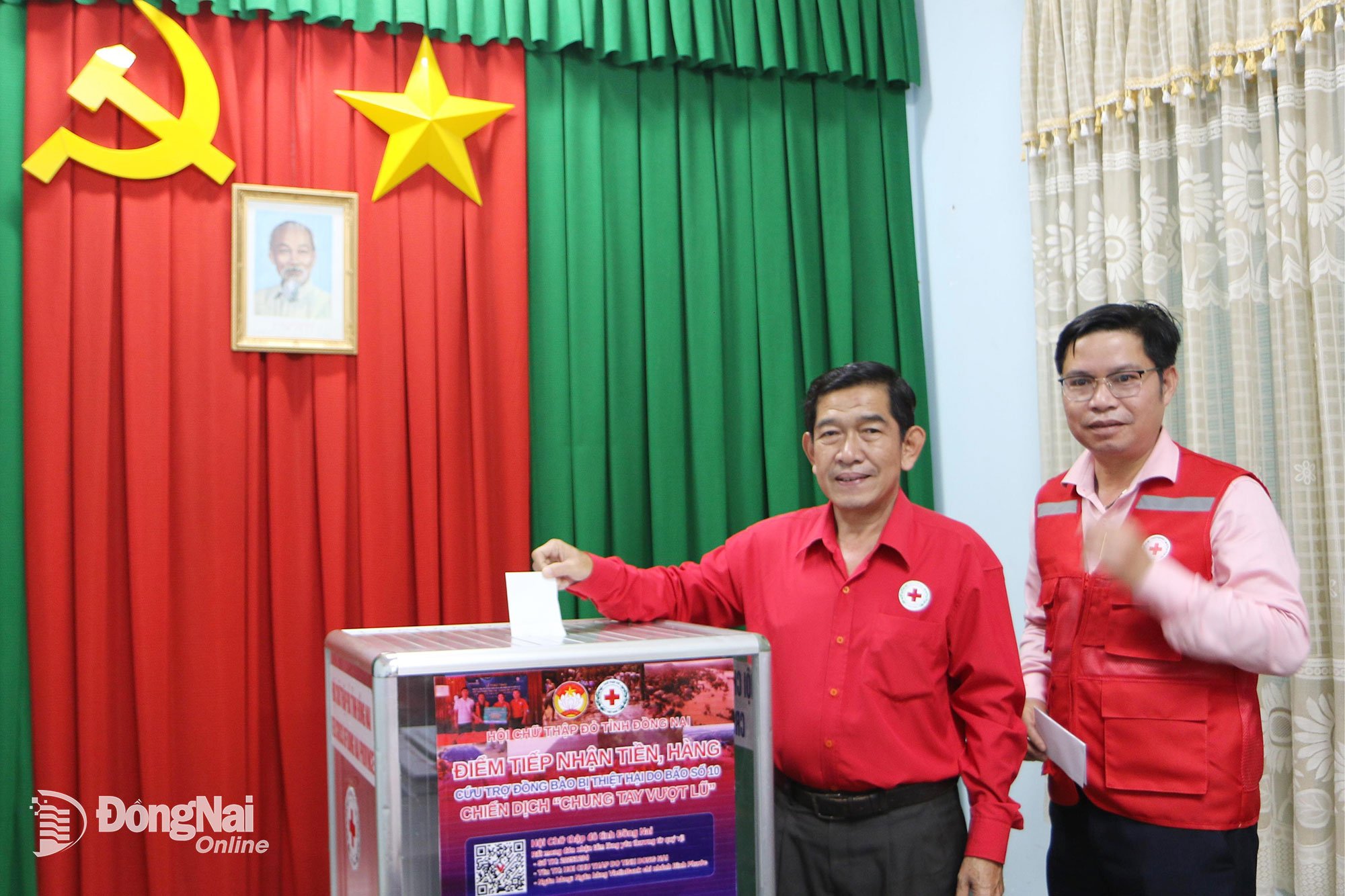 Dong Nai ili Kızılhaç Derneği Başkanı Nguyen Tan Hung, fırtına ve sellerden etkilenen insanlara destek olmak için katkıda bulunuyor. Fotoğraf: Van Truyen