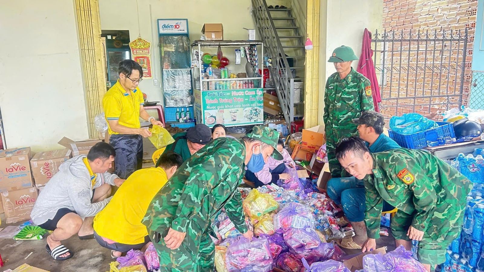 Bộ đội Biên phòng hành quân về cơ sở giúp nhân dân vùng lũ