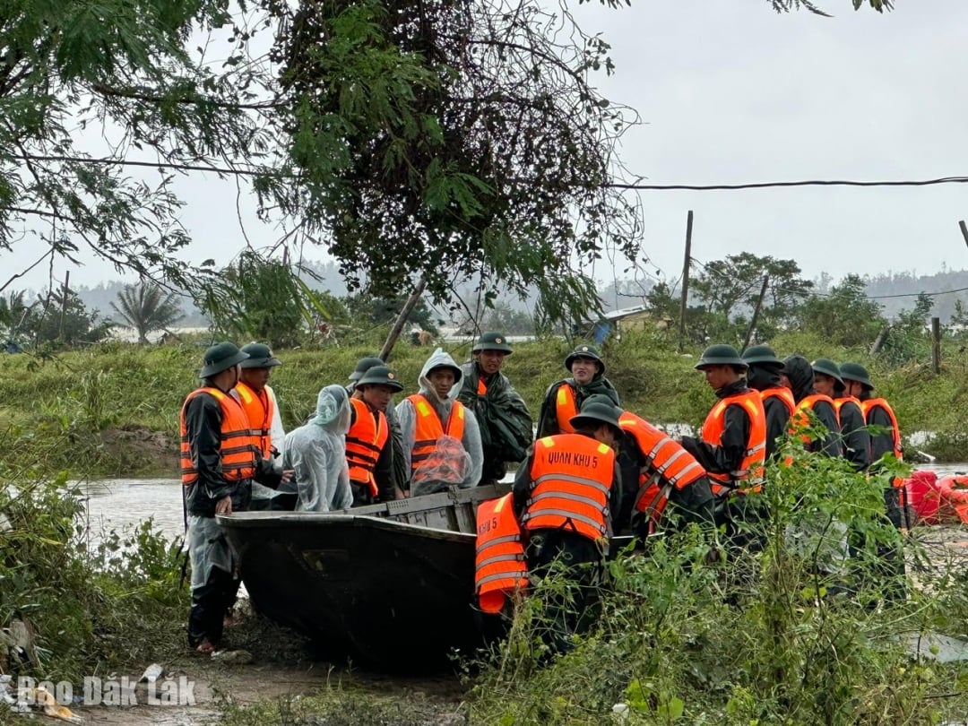 قام ضباط وجنود اللواء 572 بإحضار المركبات عبر النهر لتقديم الطعام والماء لسكان قرية فوك جيانج المعزولة.