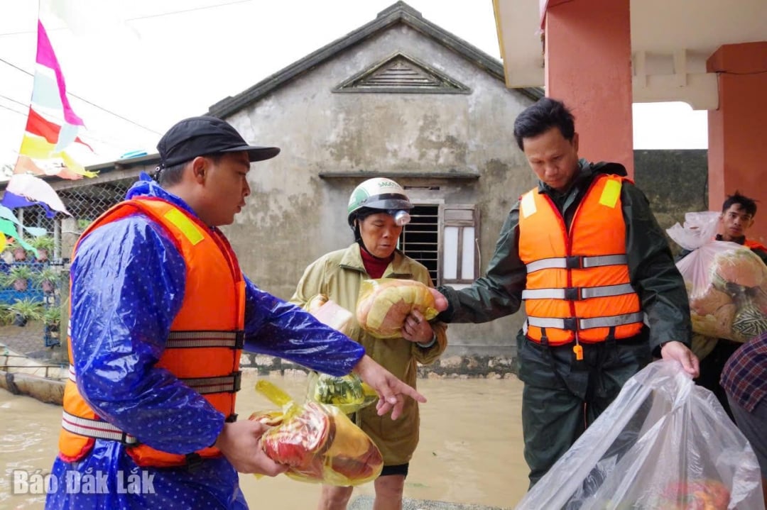 الجنود يوزعون الضروريات على الناس في المناطق المتضررة من الفيضانات