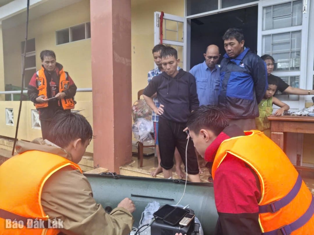 يشعر سكان قرية فوك جيانج بالسعادة لوجود محطة شحن متنقلة لشحن هواتفهم.