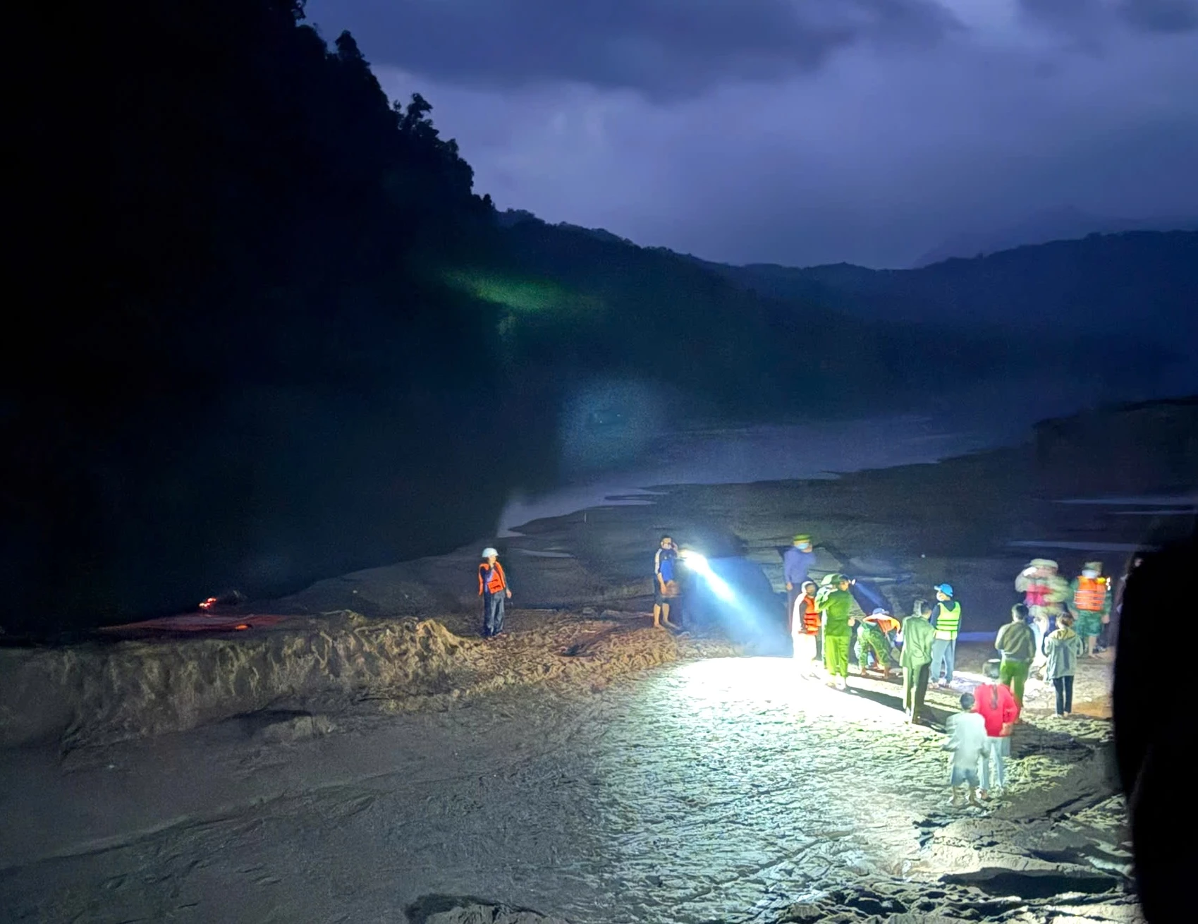 Tìm thấy thi thể tài xế bị nước lũ cuốn trôi ở cầu tràn La Lay