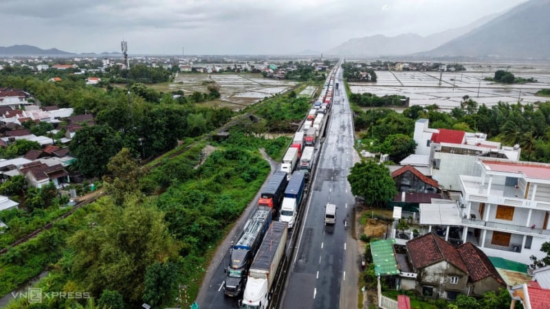 Dòng xe kẹt hàng chục km trên quốc lộ 1