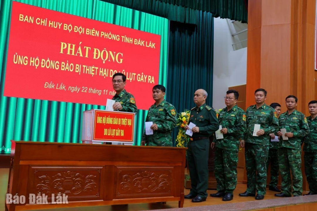 Bộ đội Biên phòng huy động hàng chục tấn hàng hóa hỗ trợ vùng lũ