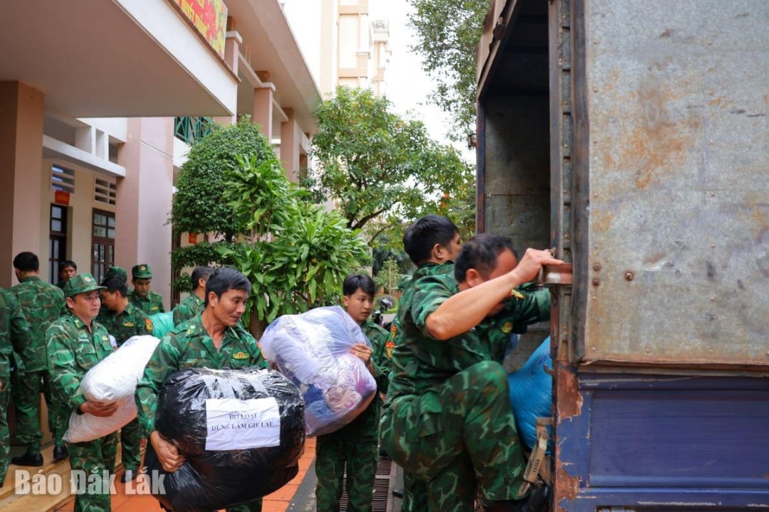 Die Grenzschutzbehörde von Dak Lak mobilisierte Dutzende Tonnen an Gütern, um sie an die Menschen in den von Überschwemmungen betroffenen Gebieten zu schicken.