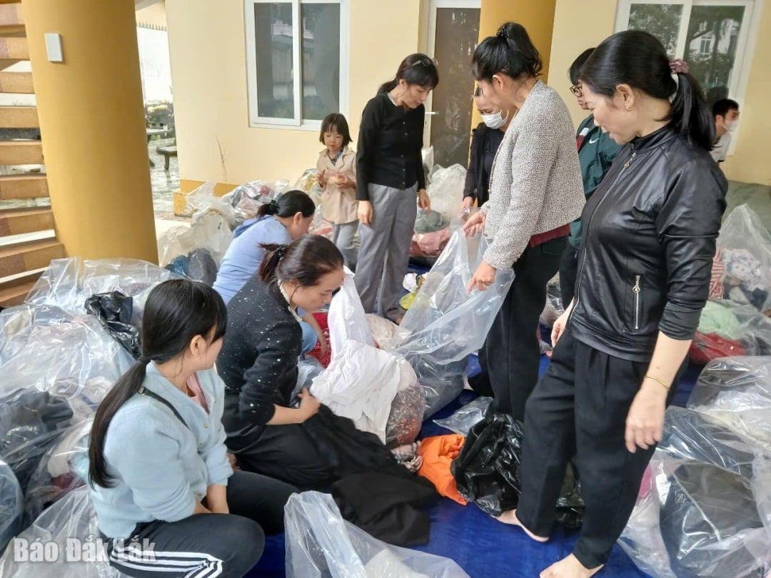 Warme Kleidung und Decken werden in kleinen Beuteln verpackt und an die Haushalte geliefert.