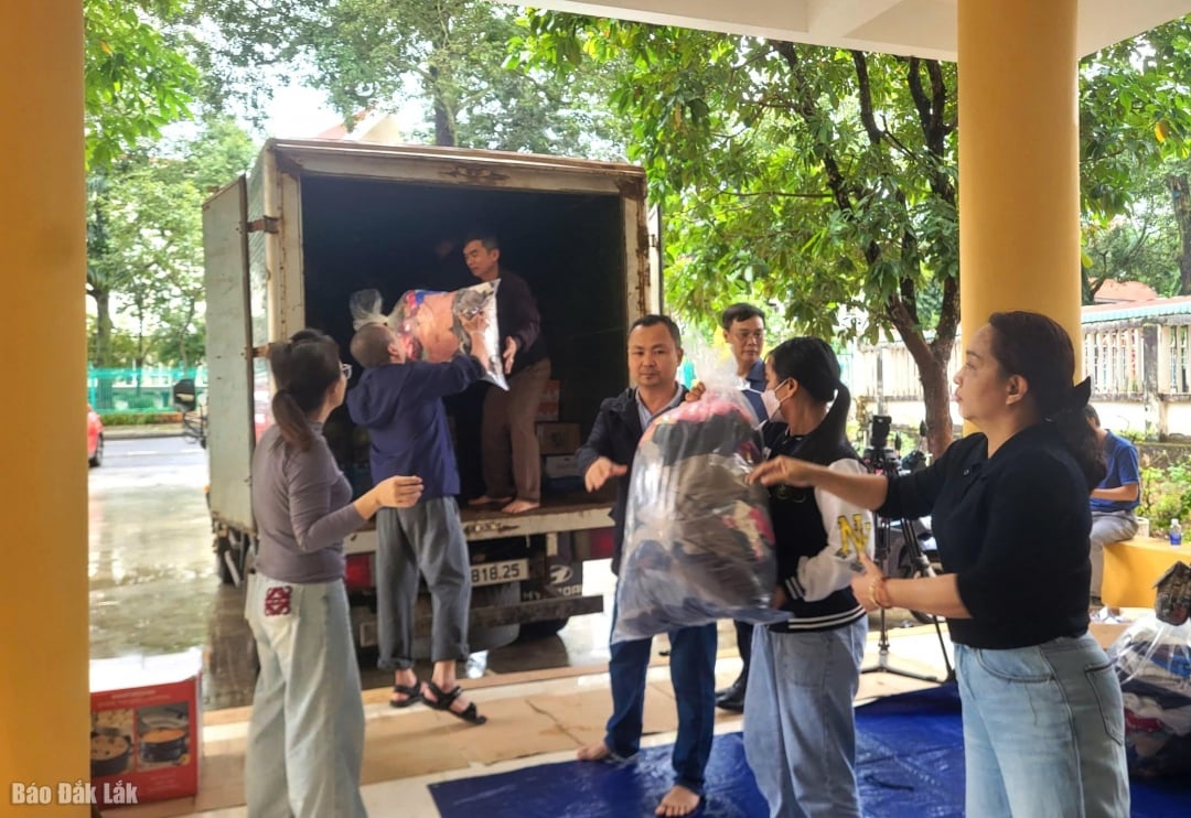 Waren und Güter des täglichen Bedarfs werden für die rechtzeitige Abfahrt auf Fahrzeuge verladen.