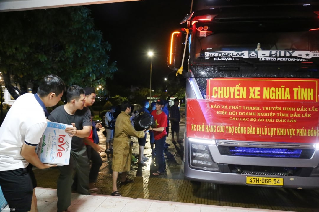 Güter und Hilfsgüter, die von der Provinzzeitung, dem Radio und dem Fernsehen von Dak Lak mobilisiert wurden, wurden gesammelt und an die Bevölkerung der Gemeinde verteilt...