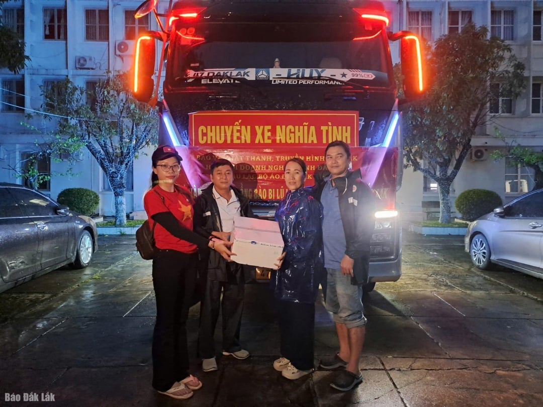 Vertreter der Zeitung, des Radiosenders und des Fernsehsenders Dak Lak überreichten Geschenke zur Unterstützung zweier Gemeinden.